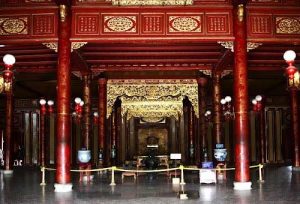 Cung điện với sơn son thếp vàng